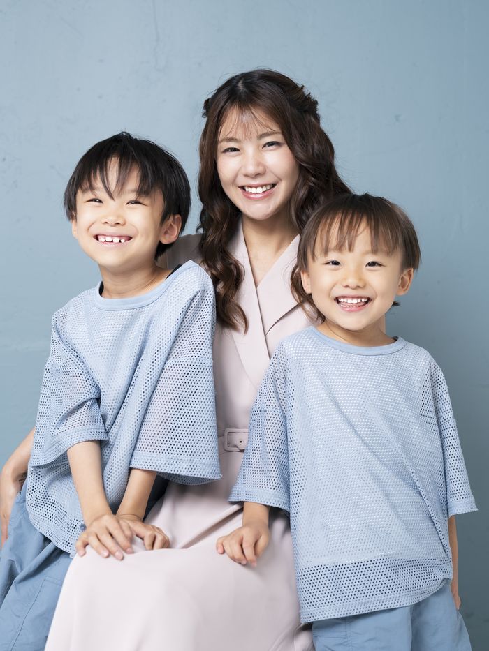 母親と子ども二人の家族写真